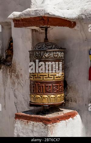 Katmandou, Bodhnath. Scènes colorées dans et autour du célèbre temple bouddhiste de la Bodhnath Stupa réputé être le plus haut de tous les stupas au Népal vu ici avec beaucoup de la cour du temple des roues de prière Banque D'Images