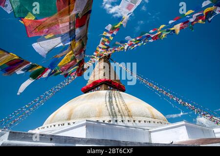 Katmandou, Bodhnath. Scènes colorées dans et autour du célèbre temple bouddhiste de la Bodhnath Stupa réputé être le plus haut de tous les stupas au Népal Banque D'Images