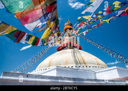 Katmandou, Bodhnath. Scènes colorées dans et autour du célèbre temple bouddhiste de la Bodhnath Stupa réputé être le plus haut de tous les stupas au Népal Banque D'Images