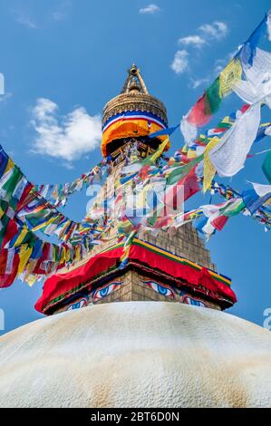 Katmandou, Bodhnath. Scènes colorées dans et autour du célèbre temple bouddhiste de la Bodhnath Stupa réputé être le plus haut de tous les stupas au Népal Banque D'Images