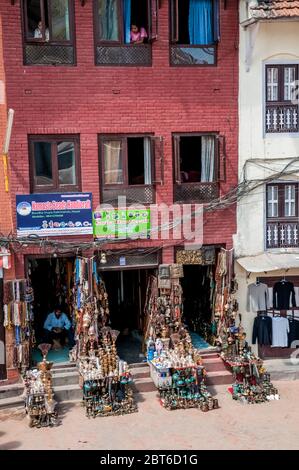 Katmandou, Bodhnath. Scènes colorées avec des magasins locaux dans et autour du célèbre temple bouddhiste de la Bodhnath Stupa réputé être le plus haut de tous les stupas au Népal Banque D'Images