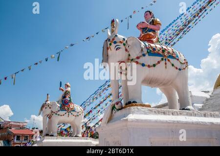 Katmandou, Bodhnath. Scènes colorées dans et autour du célèbre temple bouddhiste de la Bodhnath Stupa réputé être le plus haut de tous les stupas au Népal Banque D'Images