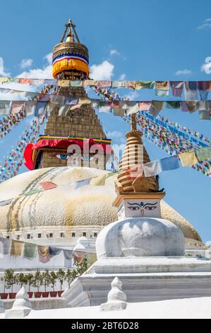 Katmandou, Bodhnath. Scènes colorées dans et autour du célèbre temple bouddhiste de la Bodhnath Stupa réputé être le plus haut de tous les stupas au Népal Banque D'Images