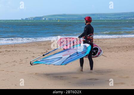 Poole, Dorset Royaume-Uni. 23 mai 2020. Météo au Royaume-Uni : vent et sorts ensoleillés sur les plages de Poole pour le début du long week-end de vacances en banque. Après les plages remplies le week-end dernier, les visiteurs sont invités à rester loin, même si les restrictions concernant les coronavirus ont été assouplies, en particulier sans sauveteurs en service et avec des installations limitées. Crédit : Carolyn Jenkins/Alay Live News Banque D'Images