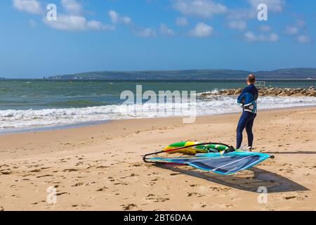 Poole, Dorset Royaume-Uni. 23 mai 2020. Météo au Royaume-Uni : vent et sorts ensoleillés sur les plages de Poole pour le début du long week-end de vacances en banque. Après les plages remplies le week-end dernier, les visiteurs sont invités à rester loin, même si les restrictions concernant les coronavirus ont été assouplies, en particulier sans sauveteurs en service et avec des installations limitées. Crédit : Carolyn Jenkins/Alay Live News Banque D'Images