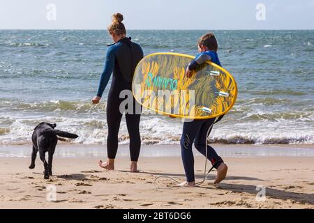 Poole, Dorset Royaume-Uni. 23 mai 2020. Météo au Royaume-Uni : vent et sorts ensoleillés sur les plages de Poole pour le début du long week-end de vacances en banque. Après les plages remplies le week-end dernier, les visiteurs sont invités à rester loin, même si les restrictions concernant les coronavirus ont été assouplies, en particulier sans sauveteurs en service et avec des installations limitées. Crédit : Carolyn Jenkins/Alay Live News Banque D'Images