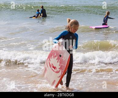 Poole, Dorset Royaume-Uni. 23 mai 2020. Météo au Royaume-Uni : vent et sorts ensoleillés sur les plages de Poole pour le début du long week-end de vacances en banque. Après les plages remplies le week-end dernier, les visiteurs sont invités à rester loin, même si les restrictions concernant les coronavirus ont été assouplies, en particulier sans sauveteurs en service et avec des installations limitées. Crédit : Carolyn Jenkins/Alay Live News Banque D'Images