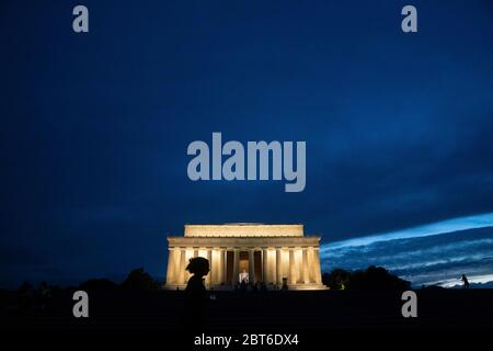 Washington, États-Unis. 22 mai 2020. Les gens visitent le Lincoln Memorial à Washington, DC, aux États-Unis, le 22 mai 2020. Selon l'Université Johns Hopkins, les États-Unis ont signalé plus de 1.6 millions de cas de COVID-19 dans la nuit de vendredi. Credit: Liu Jie/Xinhua/Alay Live News Banque D'Images