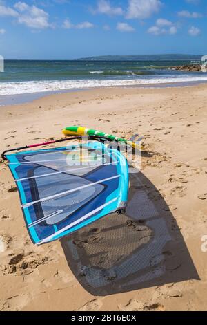 Poole, Dorset Royaume-Uni. 23 mai 2020. Météo au Royaume-Uni : vent et sorts ensoleillés sur les plages de Poole pour le début du long week-end de vacances en banque. Après les plages remplies le week-end dernier, les visiteurs sont invités à rester loin, même si les restrictions concernant les coronavirus ont été assouplies, en particulier sans sauveteurs en service et avec des installations limitées. Crédit : Carolyn Jenkins/Alay Live News Banque D'Images