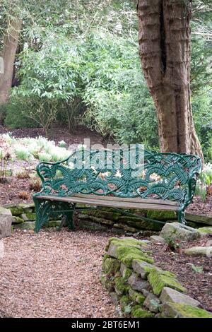 un élégant banc de jardin en fonte avec des gouttes de neige en arrière-plan Banque D'Images