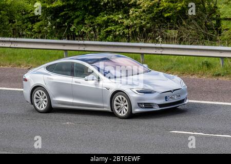 2018 gris Tesla modèle S 100D ; véhicules mobiles pour la circulation routière, voitures conduisant des véhicules sur les routes britanniques, moteurs, conduite sur l'autoroute M61 Banque D'Images