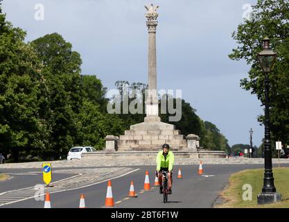 Un cycliste utilise une nouvelle piste cyclable sur Chesterfield Avenue dans le parc Phoenix de Dublin, car l'OPW a mis en place des mesures pour aider à distancer les sociaux, car les restrictions imposées par la pandémie du coronavirus ont été allégées. Banque D'Images