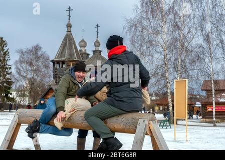 Des hommes se battent pendant le festival de Maslenitsa à Suzdal, en Russie. Maslenitsa est une fête populaire et religieuse slave orientale. Banque D'Images