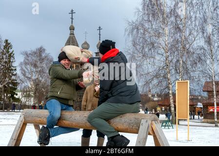 Des hommes se battent pendant le festival de Maslenitsa à Suzdal, en Russie. Maslenitsa est une fête populaire et religieuse slave orientale. Banque D'Images