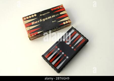 jeu de planches magnétiques de voyage au blackgammon Banque D'Images