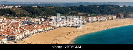 Océan Atlantique, baie et plage à Nazaré, Portugal, Europe. Banque D'Images