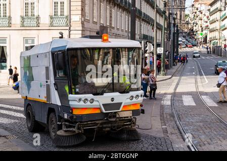 Portugal, Porto 06 octobre 2018 : rue Sweeper sur la rue à Porto Banque D'Images