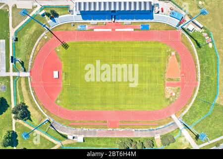Terrain de football terrain vert vue aérienne, ville de Cakovec en Croatie Banque D'Images