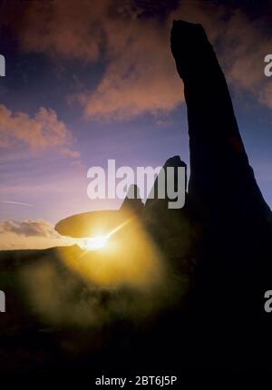 Cairnholy coucher de soleil à travers les pierres supérieures. Wigtownshire Banque D'Images