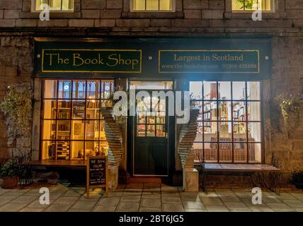 La librairie s'est illuminée au crépuscule, Wigtown Banque D'Images