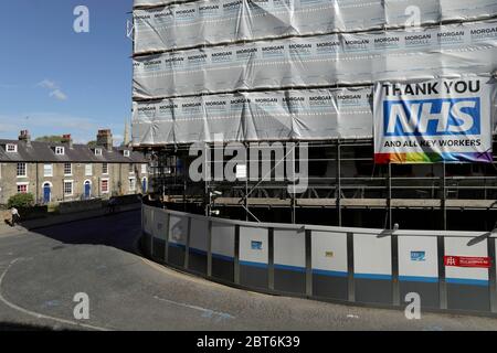 Cambridge. 22 mai 2020. Photo prise le 22 mai 2020 montre un panneau remerciant NHS (National Health Service) sur un bâtiment à Cambridge, en Grande-Bretagne. 351 autres patients de la COVID-19 sont morts en Grande-Bretagne jeudi après-midi, portant le nombre total de décès liés au coronavirus dans le pays à 36,393, a déclaré le ministère de la Santé et des Affaires sociales vendredi. Crédit: Tim Ireland/Xinhua/Alay Live News Banque D'Images