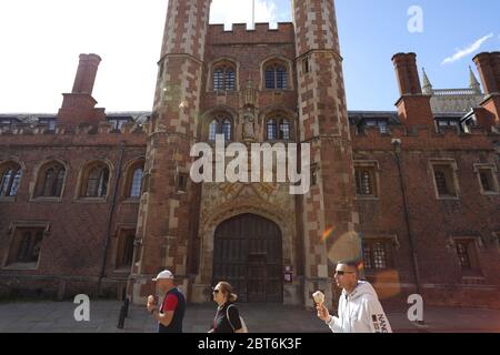 Cambridge. 22 mai 2020. Photo prise le 22 mai 2020 montre des gens qui marchent à Cambridge, en Grande-Bretagne. 351 autres patients de la COVID-19 sont morts en Grande-Bretagne jeudi après-midi, portant le nombre total de décès liés au coronavirus dans le pays à 36,393, a déclaré le ministère de la Santé et des Affaires sociales vendredi. Crédit: Tim Ireland/Xinhua/Alay Live News Banque D'Images