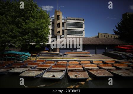 Cambridge. 22 mai 2020. Photo prise le 22 mai 2020 montre une station de punting fermée sur la rivière Cam à Cambridge, en Grande-Bretagne. 351 autres patients de la COVID-19 sont morts en Grande-Bretagne jeudi après-midi, portant le nombre total de décès liés au coronavirus dans le pays à 36,393, a déclaré le ministère de la Santé et des Affaires sociales vendredi. Crédit: Tim Ireland/Xinhua/Alay Live News Banque D'Images