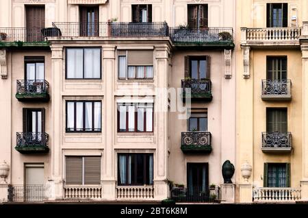 fenêtres et balcons de la vieille maison Banque D'Images