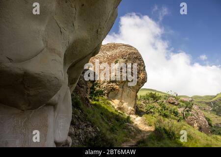 Les rochers de grès ont traversé des formes intéressantes, à côté du sentier dans la réserve naturelle de Monks Cowl, dans le Drakensberg central, en Afrique du Sud Banque D'Images