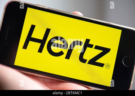 BERLIN - MAI 23 : APPLICATION HERTZ sur écran de téléphone mobile. Homme tenant un téléphone avec application Hertz pour louer une voiture à Berlin sur 23. 2020 en Allemagne. Banque D'Images