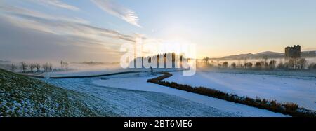 Vue panoramique sur le château et le domaine de Threave en milieu d'hiver au coucher du soleil. Banque D'Images