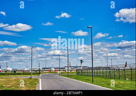 Berlin-Schoenefeld, Allemagne - 20 mai 2020 : avions stationnés à l'aéroport de Berlin-Schoenefeld qui ne sont pas nécessaires en raison de la pandémie de corona. Banque D'Images