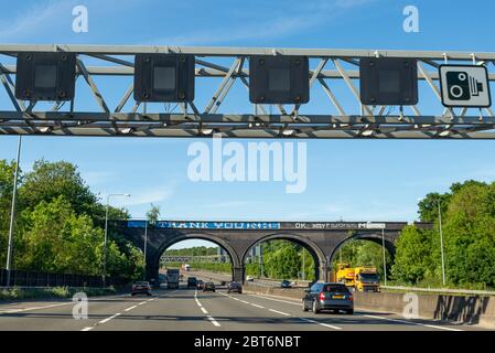 Merci NHS graffiti, peint sur célèbre donner pois a chance slogan sur Chalfont Viaduct, M25, Londres, Royaume-Uni pendant COVID-19 verrouillage. Trafic Banque D'Images