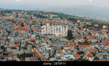 Vieux village Pano Lefkara en montagne, vue aérienne. District de Larnaca, Chypre. Banque D'Images