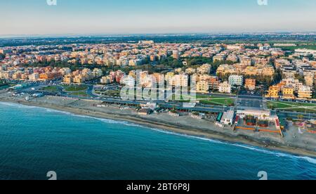 Lido di Ostia célèbre plage de sable italien panorama aérien. Banque D'Images