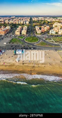 Panorama vertical aérien du Lido di Ostia célèbre plage de sable italien et paysage urbain. Station méditerranéenne pour les voyages et les vacances. Banque D'Images