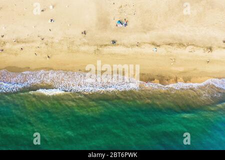 Vue aérienne de dessus de la plage avec sable jaune et eau de mer d'azur, espace copie. Banque D'Images