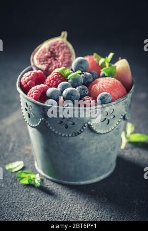 Gros plan du sorbet à la crème glacée avec des fruits frais congelés Banque D'Images