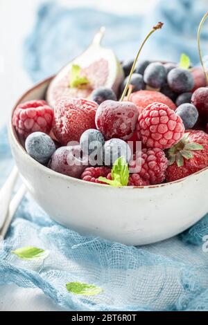 Sorbet à la crème glacée avec fruits sur table blanche Banque D'Images