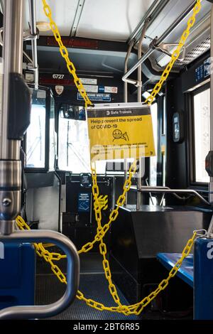 Entrée principale des bus MTA bloquée pour la sécurité des conducteurs pendant la crise Covid-19, 2020, NYC, États-Unis Banque D'Images