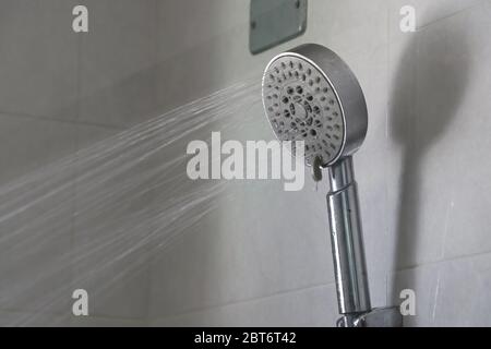 Eau versée de la douche en ligne droite. Eau versée hors de la douche. Banque D'Images