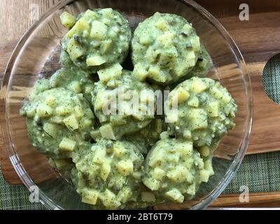 Artichauts turcs à l'huile d'olive, aux pommes de terre et à la sauce à l'aneth. Aliments biologiques sains faits maison. Banque D'Images