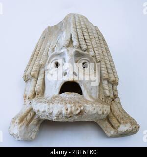 Tête femelle, ancien masque de théâtre au Museo Archeologico Nazionale, Sperlonga, Lazio, Italie. Banque D'Images