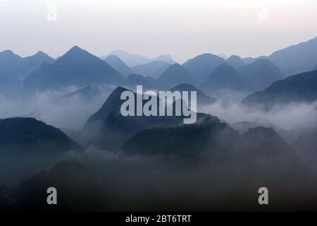 Qingyuan. 23 mai 2020. Photo prise le 23 mai 2020 montre la vue du mont Qingwu enveloppé de brouillard après une pluie dans le comté de Yangshan de Qingyuan, dans la province de Guangdong, au sud de la Chine. Crédit: Li Zuomiao/Xinhua/Alamy Live News Banque D'Images