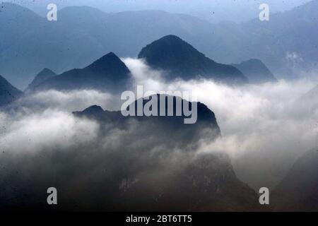 Qingyuan. 23 mai 2020. Photo prise le 23 mai 2020 montre la vue du mont Qingwu enveloppé de brouillard après une pluie dans le comté de Yangshan de Qingyuan, dans la province de Guangdong, au sud de la Chine. Crédit: Li Zuomiao/Xinhua/Alamy Live News Banque D'Images