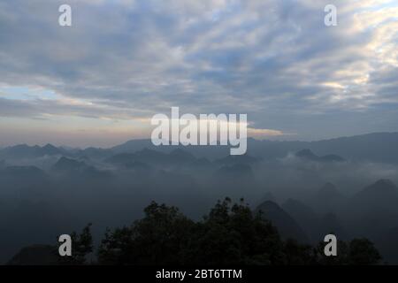 Qingyuan. 23 mai 2020. Photo prise le 23 mai 2020 montre la vue du mont Qingwu enveloppé de brouillard après une pluie dans le comté de Yangshan de Qingyuan, dans la province de Guangdong, au sud de la Chine. Crédit: Li Zuomiao/Xinhua/Alamy Live News Banque D'Images