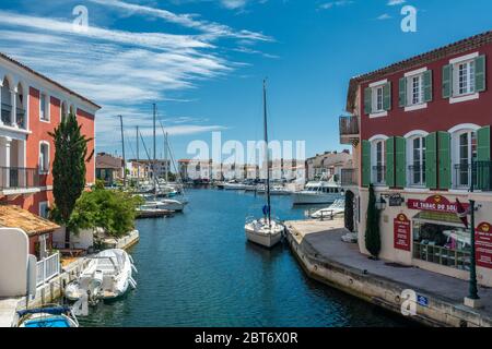 Port Grimaud, France - 11 juin 2019 : Port Grimaud, la Venise de Provence, ville balnéaire créée par l'architecte François Spoerry en modifiant le marais Banque D'Images
