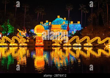 Nice, France, 5 janvier 2020 – des lanternes chinoises colorées sont affichées au festival « Baie des lumières » du Parc Phoenix Banque D'Images