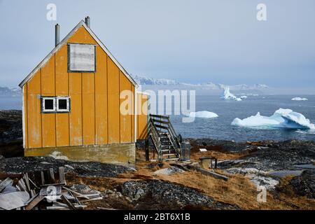 Petite maison jaune dans le village groenlandais d'Alluitsup PAA Banque D'Images