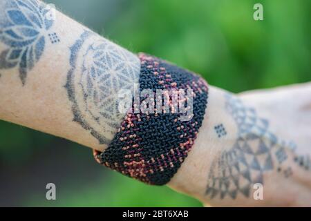 Bracelet en macrame sur la main de poignet femelle détail extérieur Banque D'Images